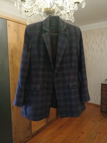 ağ ayaqqabılar: 1-i,1,azn. işlənmiş. 20,ədəddən,aşağı,mal,satılmır. Sayı,çoxdur — 2