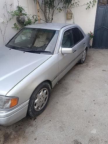e 3 2: Mercedes-Benz C 250: 2.5 l | 1994 il Sedan — 2