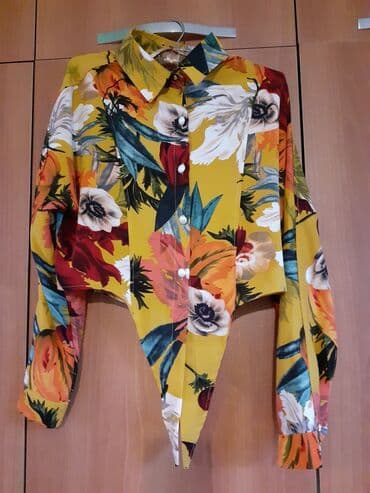 Qisa model kofta. 38-40 razmere gedir. Tezedir. 5 man. Unvan Qarayev