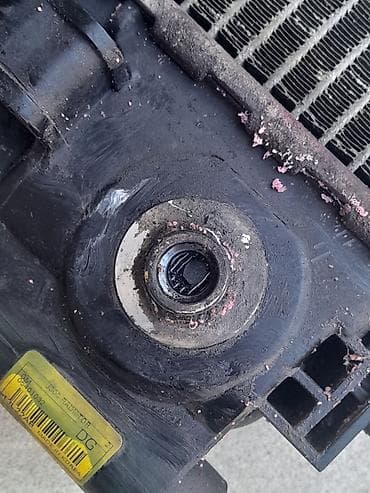 opel astra radiator: GM J300 radiator salam 1.8 serviz cruzun üsdündən çıxıb,sol aşağı — 5