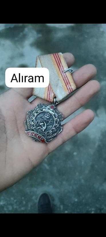 idman çantasi: Sovet dövrünə aid “Əmək Şöhrəti” mövzusunda medal/badge. - Üzərində — 1