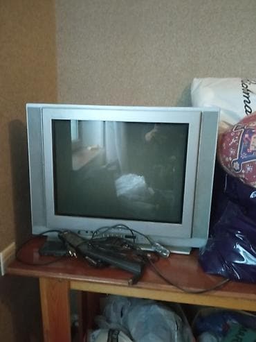tv internet aparati: Köhnə tip televizor (CRT), gümüşü korpuslu. - Təxminən 21–25 düym — 2