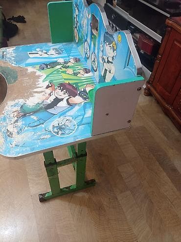 Ben 10 dizaynlı uşaq yazı masası. Masa rəngarəng Ben 10 personaj — 1