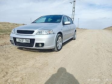opeler: Model: Opel Astra G (hatchback) Kuzov: 5 qapı, gümüşü rəng Mühərrik — 3