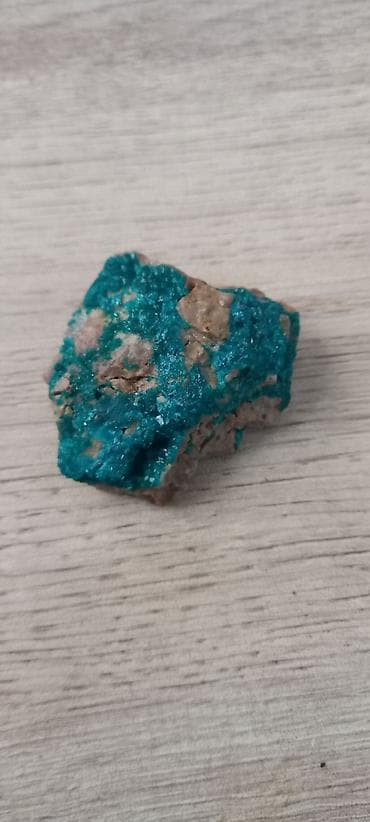 deri lekesi: Mavi-yaşıl kristallı mineral nümunəsi,Dioptaz - Təbii qaya parçası — 1