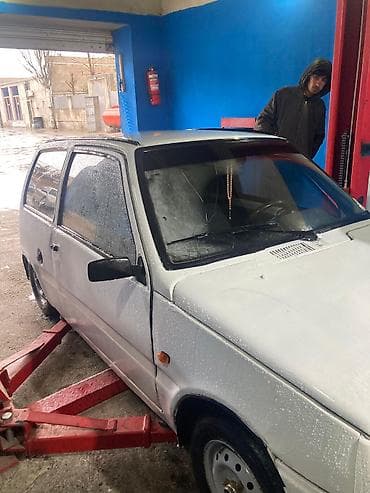 qala heyet evleri: Fiat Uno, ağ rəngli, 5 qapılı hetçbek. Xüsusiyyətlər: - Kompakt — 1