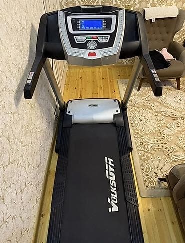 Maskalar, eynəklər: Volksgym brendinə məxsus qaçış zolağı, istifadəçilərə evdə məşq etmək — 2