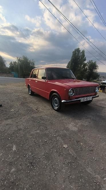 daewoo nexia 2011: VAZ 2101, qırmızı sedan Xüsusiyyətlər: - Kuzov: 4 qapılı sedan, xrom — 1