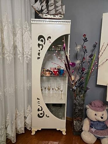Ağ rəngli vitrin şkaf - Klassik-nezaketli dizayn: Ön paneldə at lalafo.az Ağ rəngli vitrin şkaf - Klassik-nezaketli dizayn: Ön paneldə