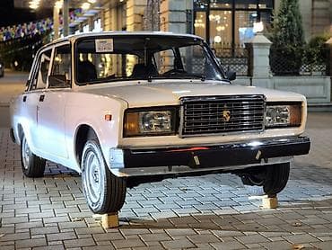 VAZ 2107, ağ rəng, 4 qapılı sedan. Texniki xüsusiyyətlər: - Arxa