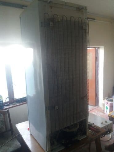 Ağ rəngli ikiqapılı soyuducu. Soyuducu bölməsinin içərisində şəffaf