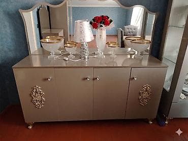 Güzgülü bufet-dresser - Klassik üslubda, dalğalı kənarlı iri divar