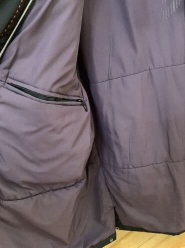 бордовые мужские куртки: Nəzərdə tutulan bu qara rəngli kişi gödəkçəsi, müasir və funksional — 3