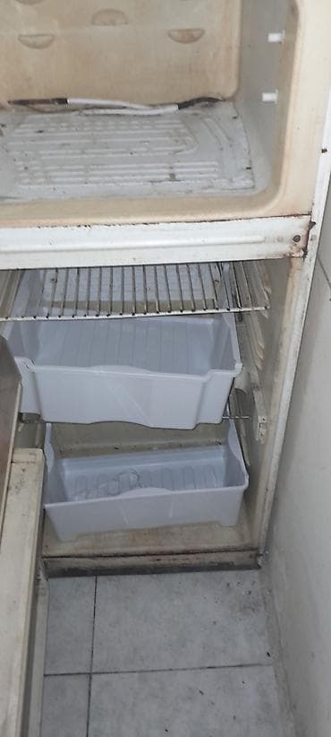 İki qapılı məişət soyuducusu - Üst hissədə dondurucu bölmə, alt — 1