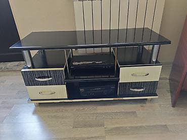 işlenmiş mebeler: Düz TV altlığı, Polkalı, Laminat — 1