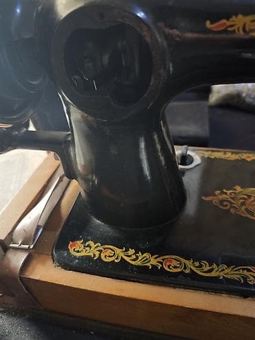 qedimi pullar: Mexaniki, əl qolu ilə işləyən tikiş maşını Xüsusiyyətlər: - Əl qolu — 2