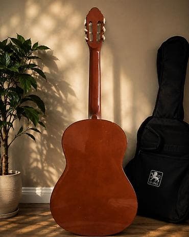 Fitnest klassik gitara. Tam işlək vəziyyətdədir. Üzərində xüsusi əl — 2