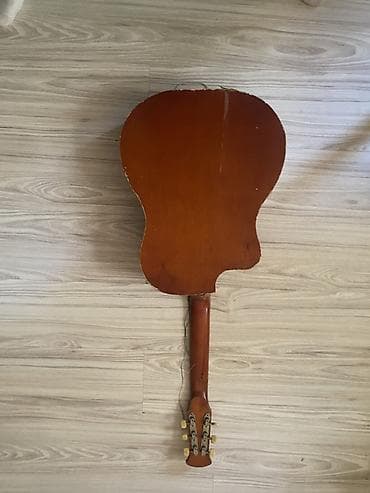 gitara təmiri: Kohnə gitaralardan biri. vəzzitəti yaxşı amma strunları təmirə — 1