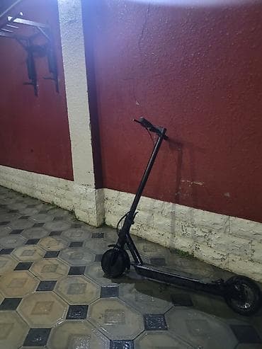 günlük velosiped: Elektrik skuter – qara rəngdə, şəhər daxili rahat hərəkət üçün — 2