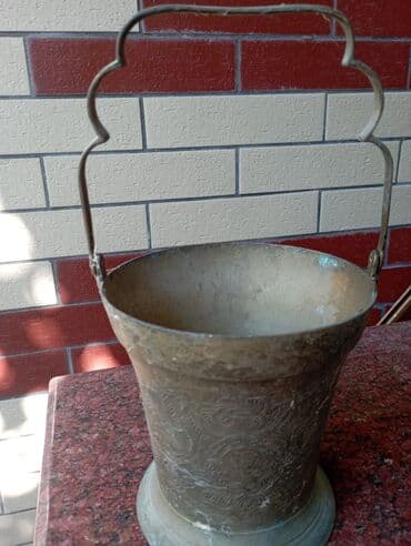 Bu, tutacaqlı, metal, silindrik formalı qabdır. Qabın səthində