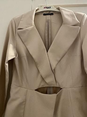 mini geyim: Trendyol qadın paltarı – bej rəngdə, blazer üslubunda mini model — 2