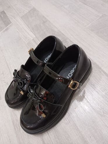 Ayaqqabi cemi bir defe bir nece saatliq geyilib. qiymet sondur. Razmer