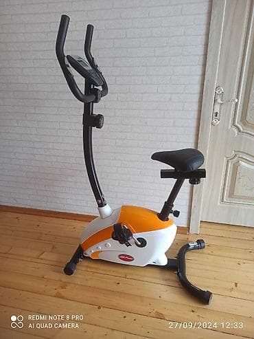 Evdə istifadə üçün nəzərdə tutulmuş, oturacağı və tutacaqları olan