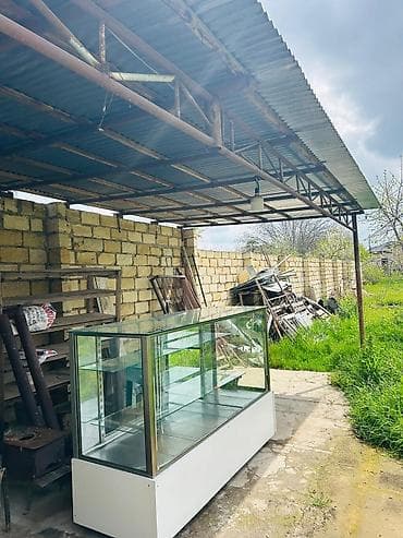 ikinci əl vitrin: Vitrin şüşəli quru. Soyuducu deyil. 2 metrdir. Işiqlanması var — 2