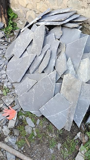 1 kisə sement: Təbii qaya daşları – boz rəngli, yastı və çoxbucaqlı formalarda — 1