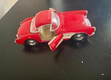 Qırmızı 1957 Chevrolet 
Oyuncaq maşın. Heç kim oynamayıb, yeni qalıb — 1