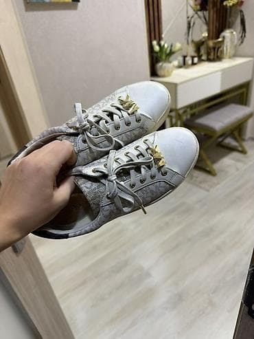 deri kurtka modelleri: Michael Kors qadın krossovkaları - Model: şnurbağlı, aşağı profilli — 3