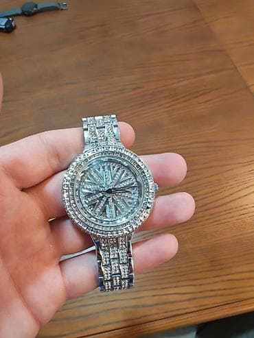 omega: Parlaq daşlarla bəzədilmiş metal qol saatı Salam. Saat yeni dii bir — 4