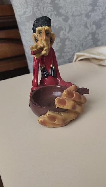 Unikal dizaynda külqabı/stand - Material: sərt polirezindən