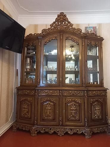 sumqayit telekom: Klassik üslubda, zəngin oyma detallarla bəzədilmiş iri vitrin-bufet — 1