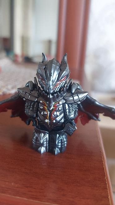 Qara zirehli, qanadlı minifiqur – fantaziya temalı kolleksiya oyuncağı