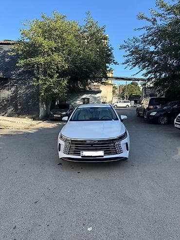BYD sedan – müasir dizayn və texnologiya Xüsusiyyətlər: - Kuzov: ağ