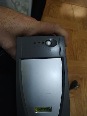UPS (fasiləsiz enerji təchizatı) cihazı - Masaüstü tip, ön paneldə