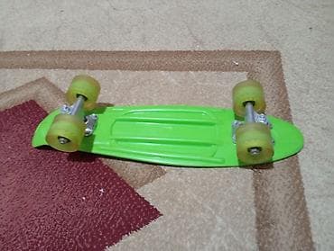 Yaşıl rəngli plastik penny skeytbordu - Kompakt “penny board” tipli