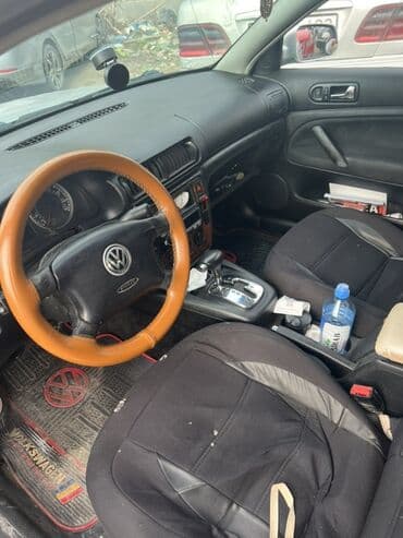 Коммерческий транспорт: Volkswagen sedan – gümüşü rəng, qara radiator barmaqlığı və VW loqolu — 2