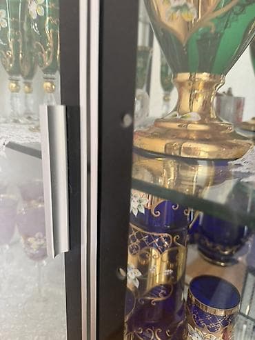 Şüşəli dolab vitrini