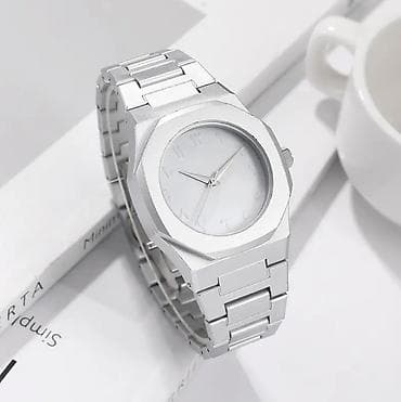 Minimalist qara qol saatı