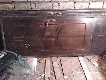 Taxta giriş/otaq qapısı - Material: bərk ağac üzərində tünd qəhvəyi