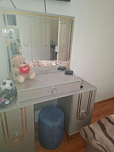 vinni kasa: - Güzgülü makiyaj/saçüstü masa dəsti - Rəng: açıq boz, qızılı dekor — 1