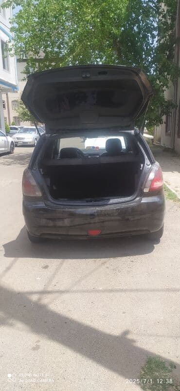 последующий выкуп авто бишкеке: Qara rəngdə olan Kia Rio avtomobili. Bu model şəhər daxilində rahat — 9