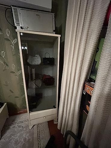 Şüşəli dolab vitrini