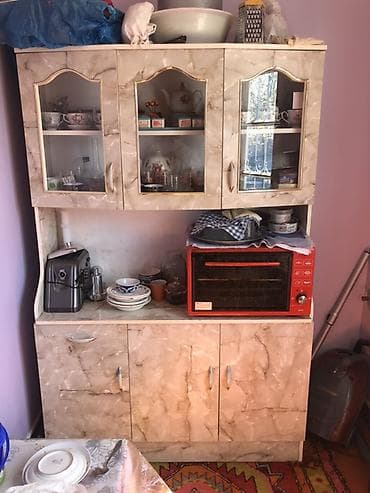 пуфик мебель: Mətbəx bufeti – mərmər naxışlı laminat səthli, yuxarıda 3 şüşə qapılı — 4