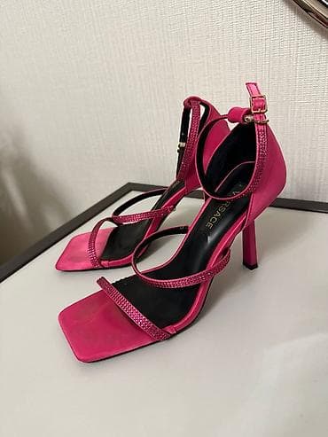 Кроссовки и спортивная обувь: Bir defe geyinilib
Qiymet 20 azn
Razmer 39 — 3