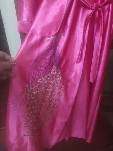 Пальто: Халатик почти новый с яркой вышивкой. из джеиза,вообще не носила.Идет — 4