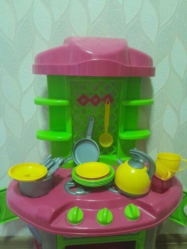 38 ölçü uşaq krossovkası: Uzunluğu 82sm, eni 54sm,dərinliyi 35sm. Qutusu da var — 2