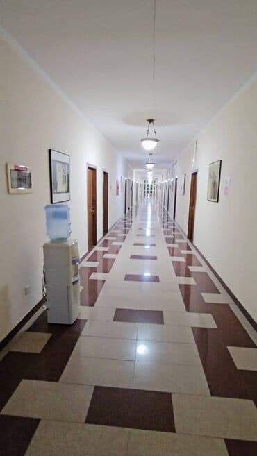 Həyət evləri və villalar: Obyekt satılır. Obyektin ümumi ərazisi 1.5 hektardi. 3 mərtəbəli — 12